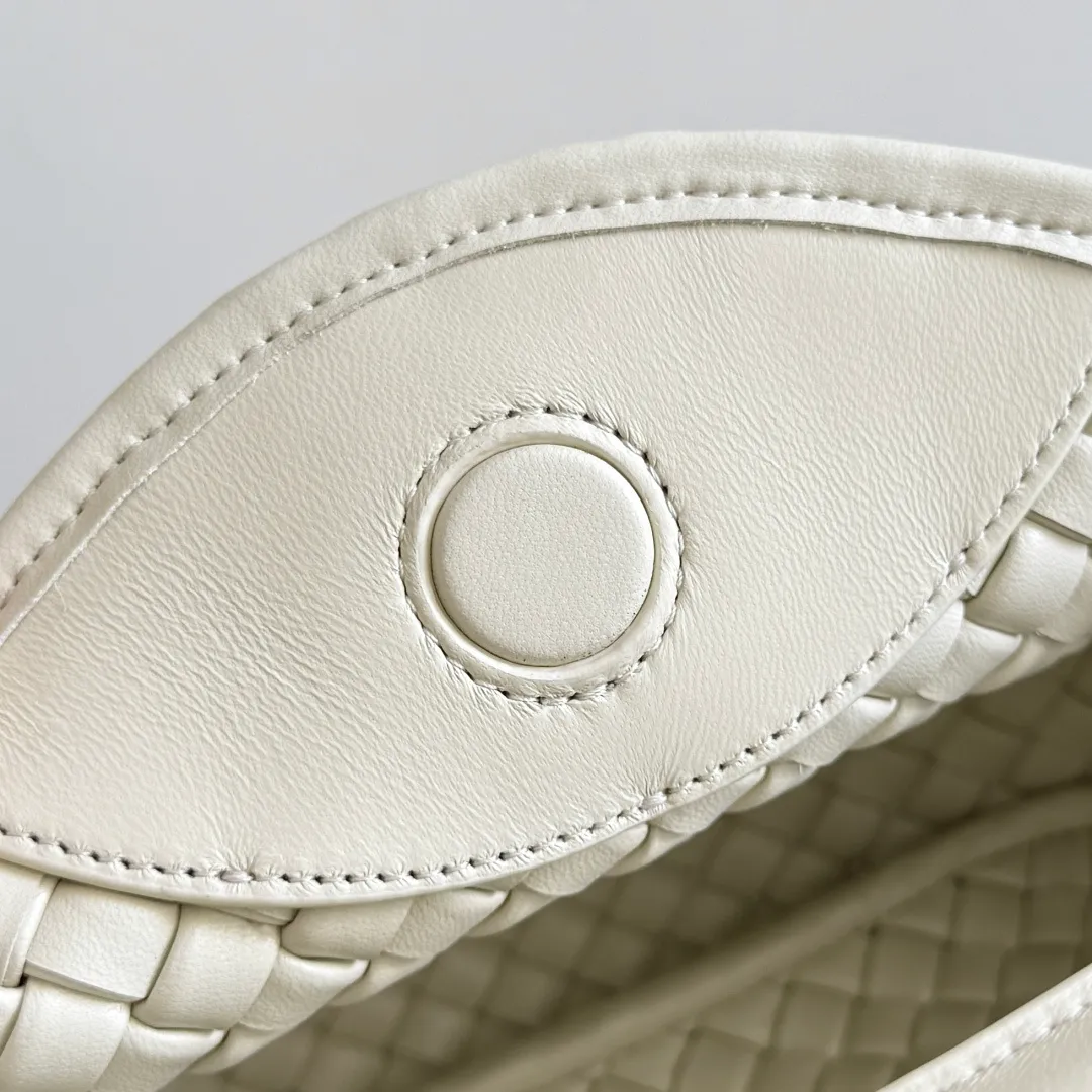 Batch 1760 BOTTEGA VENETA's new mini COBBLE bag. This season's mini Cobble series brings a new style of handbag. The body of the bag resembles the shape of a "Yuanbao", giving you good luck throughout autumn and winter! This Yuanbao bag is made of three pieces of quilted cotton and has an unlined body, showing its quiet power. The bag is carefully designed to create a three-dimensional look. The joints and edges are decorated with lambskin strips to create a sense of simplicity. The handbag is not lined, so you can directly appreciate the consistent lambskin on the outside and inside. It is beautiful both inside and outside. The top handle of this handbag is made of leather-wrapped rope and is quite sturdy. The detachable shoulder strap is secured by a leather buckle inside the bag. Can be carried by hand, carried on the shoulder or cross-body, very easy to match! Style number: 805739 Size: 23*11*8cm